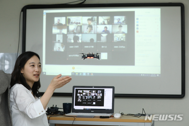 [서울=뉴시스] 이윤청 기자 = 한 선생님이 8일 서울 강남구 서울로봇고등학교에서 9일부터 시작되는 원격수업에 앞서 학생들과 온라인 오리엔테이션을 하고 있다. 9일 중·고교 3학년의 온라인 개학을 시작으로 중·고교 1~2학년과 초등학교 4~6학년은 16일, 초등학교 1~3학년은 20일 순차적으로 온라인 개학을 하게 된다. 2020.04.08.&nbsp; radiohead@newsis.com