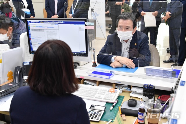 [서울=뉴시스]김용범 기획재정부 차관이 8일 소상공인 금융지원 방안 관련 서울 종로구 종로 기업은행을 방문, 직원에게 현장 애로사항을 청취하고 있다. (사진=기획재정부 제공) 2020.04.08. photo@newsis.com