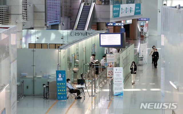 [인천공항=뉴시스] 고범준 기자 = 지난 8일 오후 인천국제공항 제1터미널 출국장이 한산한 모습을 보이고 있다. 2020.04.08. bjko@newsis.com