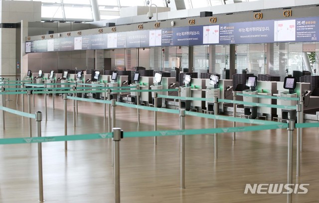 [인천공항=뉴시스] 고범준 기자 = 8일 오후 인천국제공항 제1터미널 출국장이 한산한 모습을 보이고 있다. 정부는 우리 국민의 입국을 금지하고 있는 나라에 대한 사증 면제와 무사증 입국을 잠정 정지하겠다고 밝혔다. 이런 방침은 최근 신규 확진자 가운데 해외유입 비중이 절반 가까이를 차지하고 코로나19가 유럽과 미국을 휩쓴데 이어 일본 등 아시아 국가로 번질 조짐을 보이는 데 따른 것이다. 2020.04.08.&nbsp;&nbsp; bjko@newsis.com