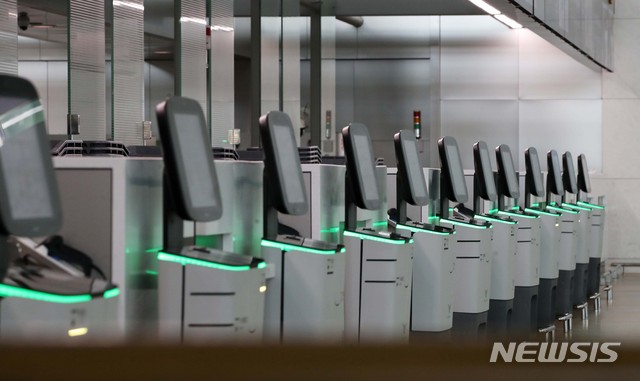 [인천공항=뉴시스] 고범준 기자 = 지난 8일 오후 인천국제공항 제1터미널 출국장 체크 카운터가 한산한 모습을 보이고 있다. 정부는 우리 국민의 입국을 금지하고 있는 나라에 대한 사증 면제와 무사증 입국을 잠정 정지하겠다고 밝혔다. 2020.04.08. bjko@newsis.com