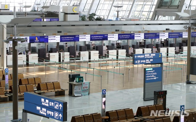 [인천공항=뉴시스] 고범준 기자 = 8일 오후 인천국제공항 제1터미널 출국장 체크 카운터가 한산한 모습을 보이고 있다. 정부는 우리 국민의 입국을 금지하고 있는 나라에 대한 사증 면제와 무사증 입국을 잠정 정지하겠다고 밝혔다. 이런 방침은 최근 신규 확진자 가운데 해외유입 비중이 절반 가까이를 차지하고 코로나19가 유럽과 미국을 휩쓴데 이어 일본 등 아시아 국가로 번질 조짐을 보이는 데 따른 것이다. 2020.04.08.&nbsp; bjko@newsis.com