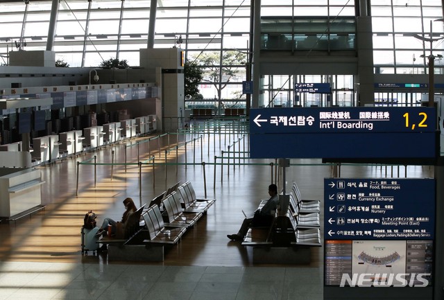 [인천공항=뉴시스] 고범준 기자 = 신종 코로나바이러스 감염증(코로나19)의 여파로 인천국제공항의 일일 여객수가 5,000명 선 아래로 떨어진 8일 오후 인천국제공항 제1터미널 출국장이 한산한 모습을 보이고 있다. 인천국제공항공사에 따르면 1~6일 인천공항 일평균 여객 수는 6,869명으로 집계, 특히 지난 6일 여객 수는 4,581명으로 2001년 개항 이래 처음 5,000명 아래로 떨어져 출국장 6개 중 4개를 폐쇄하고 주기장도 축소 운영키로 하는 등 '인천공항 1단계 비상운영'에 돌입한다. 2020.04.08.   bjko@newsis.com