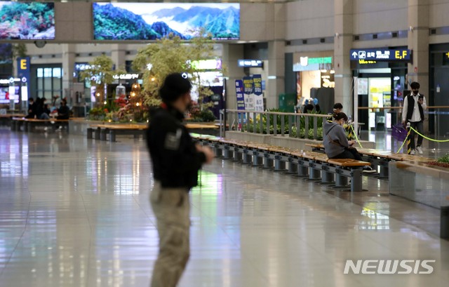 [인천공항=뉴시스] 고범준 기자 = 신종 코로나바이러스 감염증(코로나19)의 여파로 인천국제공항의 일일 여객수가 5,000명 선 아래로 떨어진 8일 오후 인천국제공항 제1터미널 입국장이 한산한 모습을 보이고 있다. 인천국제공항공사에 따르면 1~6일 인천공항 일평균 여객 수는 6,869명으로 집계, 특히 지난 6일 여객 수는 4,581명으로 2001년 개항 이래 처음 5,000명 아래로 떨어져 출국장 6개 중 4개를 폐쇄하고 주기장도 축소 운영키로 하는 등 '인천공항 1단계 비상운영'에 돌입한다. 2020.04.08. bjko@newsis.com