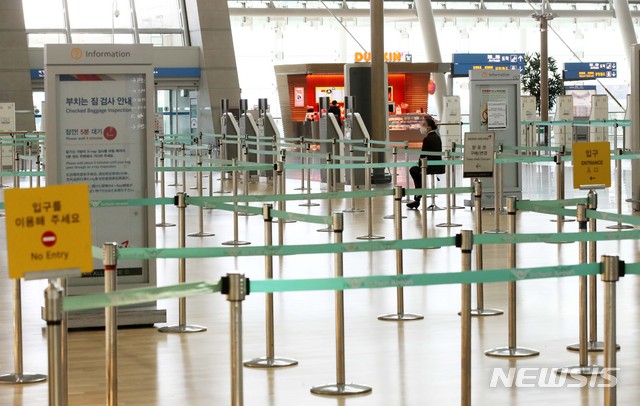 [인천공항=뉴시스] 고범준 기자 = 신종 코로나바이러스 감염증(코로나19)의 여파로 인천국제공항의 일일 여객수가 5000명 선 아래로 떨어진 지난 8일 오후 인천국제공항 제1터미널 출국장이 한산한 모습을 보이고 있다. 2020.04.08. bjko@newsis.com