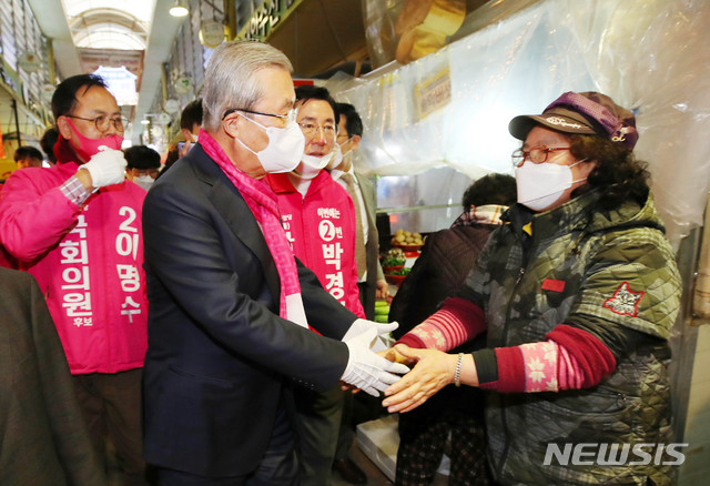 [아산=뉴시스] 장세영 기자 = 김종인 미래통합당 총괄선대위원장이 8일 충남 아산시 충무로 도로 아산시장에서 미래통합당 이명수 충남 아산시갑 국회의원 후보자, 박경귀 아산시을 국회의원 후보자와 함께 상인들과 대화를 나누고 있다. 2020.04.08. photothink@newsis.com