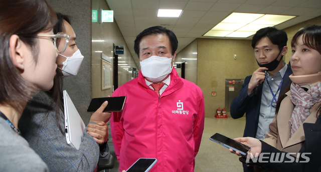 [서울=뉴시스]김명원 기자 = 이진복 미래통합당 총괄선대본부장이 8일 서울 여의도 국회 미래통합당 회의실에서 열리는 선대위 회의에 참석하며 차명진 후보 발언 등과 관련한 기자들의 질문에 답하고 있다. 2020.04.08. kmx1105@newsis.com