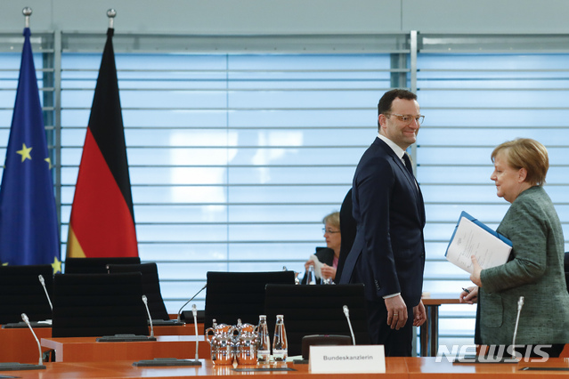 [베를린=AP/뉴시스] 독일의 옌스 슈판 보건장관이 4월8일 각료회의 참석차 총리관저에 도착해 앙겔라 메르켈 총리 옆을 지나고 있다. 슈판 장관과 로버트 코흐 연구소의 로타 뵐러 소장이 독일 코로나19 대책을 주도하고 있다 2020. 4. 20.