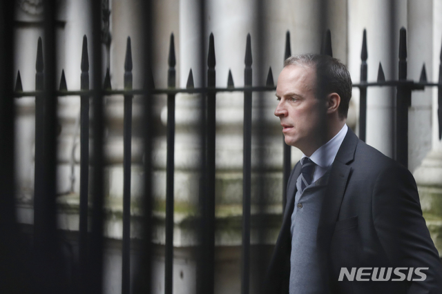 [런던=AP/뉴시스] 영국 외무장관이 인종차별을 반대한다는 의미를 담고 있는 한쪽 무릎 꿇기 자세를 놓고 인기 TV시리즈 '왕좌의 게임'(Game of Thrones)에서 시작된 굴복의 자세라고 말해 비난을 받고 있다. 사진은 지난 3월11일 런던 다우닝가 10번지를 지나는 라브 장관의 모습. 2020.6.19.