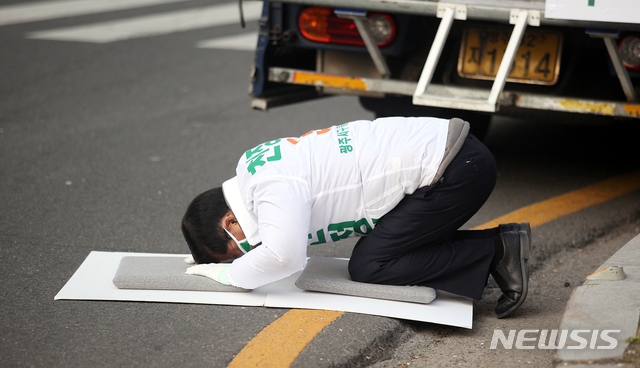 [광주=뉴시스]제21대 총선 광주 서구을에 출마한 민생당 천정배 후보가 9일 오전 광주 서구 대주사거리에서 유권자들에게 큰 절을 올리며 지지를 호소하고 있다. (사진=천정배 후보 선거캠프 제공) 2020.04.09 photo@newsis.com
