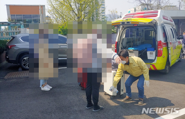 [밀양=뉴시스] 안지율 기자 = 경남 밀양시가 9일 밀양역 광장에서 신종 코로나바이러스 감염증(코로나19) 지역사회 유입 차단을 위한 해외입국자 특별 긴급수송에 앞서 대상자를 소독하고 있다. (사진=밀양시 제공) 2020.04.09 photo@newsis.com