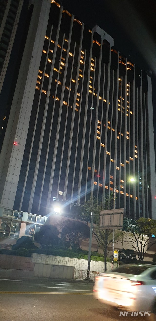 [서울=뉴시스]롯데호텔서울 응원 조명