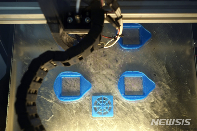 [휴스턴=AP/뉴시스]지난 3일(현지시간) 미 텍사스주 휴스턴의 한 3D 프린트 업체에서 안면 마스크를 3D 프린터로 인쇄하고 있다. 3D 스탠다드 LLC라는 이 업체는 신종 코로나바이러스 감염증의 확산으로 마스크가 부족하게 되면서 세척이 가능하고 교체 가능한 필터가 있는 마스크를 제작하기 시작했다. 2020.04.09.