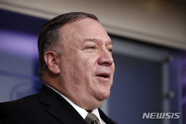 [워싱턴=AP/뉴시스]마이크 폼페이오 미 국무장관이 지난 8일 백악관 신종 코로나바이러스 감염증(코로나19) 태스크포스(TF) 정례 회견에 참석해 발언하는 모습. 2020.04.18.