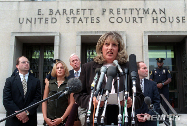 [워싱턴=AP/뉴시스]빌 클린턴 전 미 대통령과 백악관 인턴직원 모니카 르윈스키 사이의 성추문을 폭로한 린다 트립이 1998년 7월29일 워싱턴 연방법원 밖에서 기자들에게 이야기하고 있다. 트립은 8일(현지시간) 70세를 일기로 숨졌다. 2020.4.9