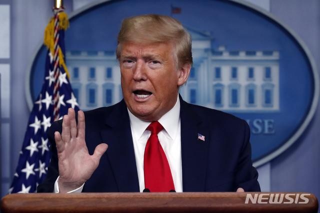 [워싱턴=AP/뉴시스]도널드 트럼프 미국 대통령이 8일(현지시간) 백악관에서 신종 코로나바이러스 감염증(코로나19) 브리핑을 하고 있다. 2020.04.09.&nbsp; 