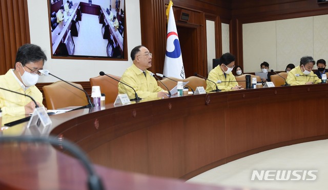 [서울=뉴시스]홍남기 부총리 겸 기획재정부 장관이 9일 서울 종로구 정부서울청사에서 열린 '제14차 코로나19 대응 경제관계장관회의 겸 제4차 위기관리대책회의'를 주재, 발언을 하고 있다. (사진=기획재정부 제공)  2020.04.09 photo@newsis.com