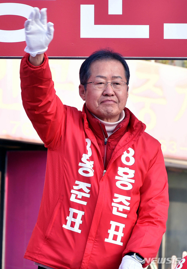 [대구=뉴시스] 이무열 기자 = 제21대 총선 대구 수성구을에 출마하는 홍준표 무소속 후보가 지난 9일 오전 대구 수성구 두산오거리에서 유권자들에게 출근길 인사를 하고 있다. 2020.04.09.lmy@newsis.com