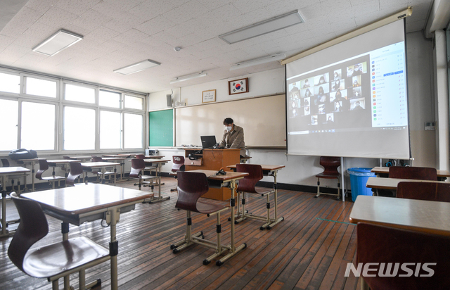 [서울=뉴시스]박미소 기자 = 전국 중·고등학교가 고3, 중3부터 온라인 개학을 시작한 9일 서울 마포구 서울여고 교실에서 선생님이 온라인으로 조회를 열고 출석 체크하고 있다. 2020.04.09.  photo@newsis.com