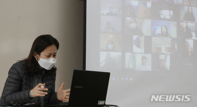 [서울=뉴시스] 박미소 기자 = 중학교 3학년과 고등학교 3학년부터 온라인 개학에 들어간 9일 오전 서울 마포구의 한 고등학교에서 한 담임선생님이 집에 있는 학생들과 온라인 원격수업을 시작하기 전 출석체크를 하고 있다. 2020.04.09. misocamera@newsis.com