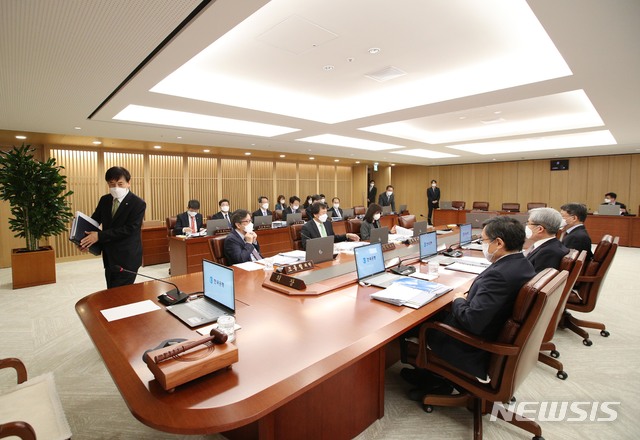 [서울=뉴시스]이주열 한국은행 총재가 9일 서울 중구 한국은행에서 열린 금융통화위원회에 참석하고 있다. (사진=한국은행 제공)  2020.04.09 photo@newsis.com