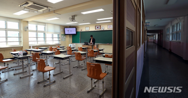 [서울=뉴시스] 이윤청 기자 = 한 교사가 9일 서울 도봉구 북서울중학교 3학년 교실에서 온라인 수업을 진행하고 있다. 9일 중·고교 3학년의 온라인 개학을 시작으로 중·고교 1~2학년과 초등학교 4~6학년은 16일, 초등학교 1~3학년은 20일에 순차적으로 온라인 개학을 하게 된다. 2020.04.09. radiohead@newsis.com