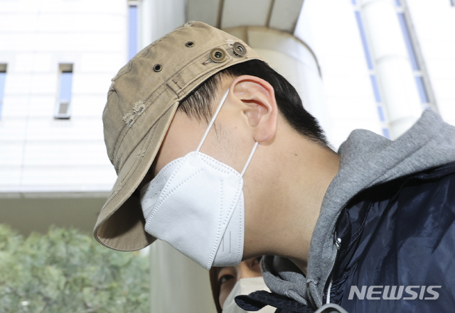 [서울=뉴시스]최진석 기자 =&nbsp; 텔레그램 등에서 미성년 등을 성착취한 혐의를 받고 있는 조주빈의 공범 '부따' 강모(18)군이 지난 9일 서초구 서울중앙지법에서 열린 구속 전 피의자심문(영장실질심사)에 출석하고 있다. 2020.04.09.myjs@newsis.com