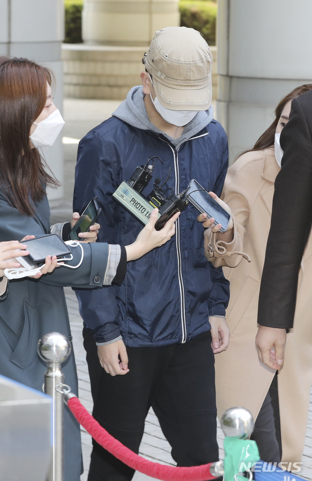 [서울=뉴시스]최진석 기자 = 텔레그램 등에서 미성년 등을 성착취한 혐의를 받고 있는 조주빈의 공범 '부따' 강모 군이 9일 서초구 서울중앙지법에서 열린 구속 전 피의자심문(영장실질심사)에 출석하고 있다. 2020.04.09. myjs@newsis.com 