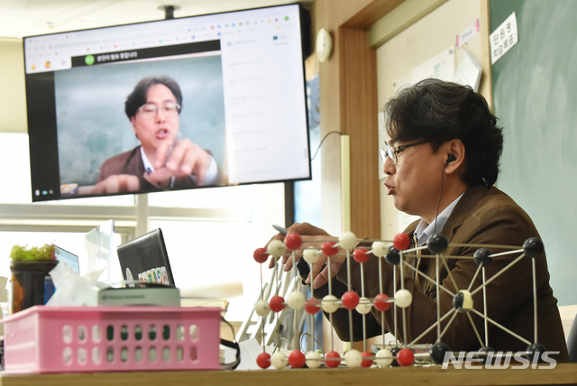 [수원=뉴시스] 김종택 기자 = 사상 첫 온라인 개학이 시작된 9일 오전 경기 수원시 고색고등학교에서 교사가 온라인 수업을 진행하고 있다.코로나19 여파로 연기된 전국 초·중·고등학교 개학은 오늘 고3과 중3 개학을 시작으로 중·고등학교 1·2학년, 초등학교 4·5·6학년은 오는 16일에 초등학교 저학년은 20일에 개학한다. 2020.04.09.semail3778@naver.com