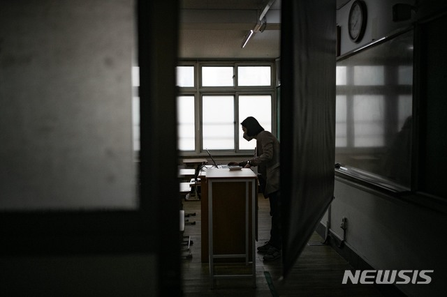 [서울=뉴시스]박미소 기자 = 9일 오전 마포구 서울여자고등학교 3학년 교실에서 담당교사가 쌍방향 온라인으로 출석확인 뒤 수업을 진행하고 있다. 2020.04.09. photo@newsis.com