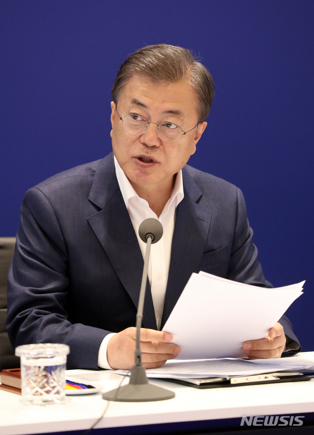 [성남=뉴시스]박영태 기자 = 문재인 대통령이 9일 오전 경기도 성남에 위치한 한국파스퇴르연구소에서 열린 신종 코로나바이러스 감염증(코로나19) 치료제·백신 개발 산업계·학계·연구소·병원 합동 회의에 참석해 발언을 하고 있다. 2020.04.09. since1999@newsis.com