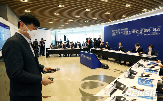 [성남=뉴시스]박영태 기자 = 문재인 대통령이 9일 오전 경기도 성남에 위치한 한국파스퇴르연구소에서 열린 신종 코로나바이러스 감염증(코로나19) 치료제·백신 개발 산업계·학계·연구소·병원 합동 회의에 참석해 치료제와 백신 개발 현황 보고를 받고 있다. 2020.04.09. since1999@newsis.com