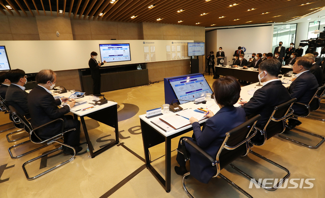 [성남=뉴시스]박영태 기자 = 문재인 대통령이 9일 오전 경기도 성남에 위치한 한국파스퇴르연구소에서 열린 신종 코로나바이러스 감염증(코로나19) 치료제·백신 개발 산업계·학계·연구소·병원 합동 회의에 참석해 치료제와 백신 개발 현황 보고를 받고 있다. 2020.04.09.&nbsp; since1999@newsis.com