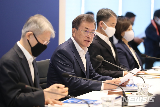 [성남=뉴시스]박영태 기자 = 문재인 대통령이 9일 오전 경기도 성남에 위치한 한국파스퇴르연구소에서 열린 신종 코로나바이러스 감염증(코로나19) 치료제·백신 개발 산업계·학계·연구소·병원 합동 회의에 참석해 발언을 하고 있다. 2020.04.09. since1999@newsis.com