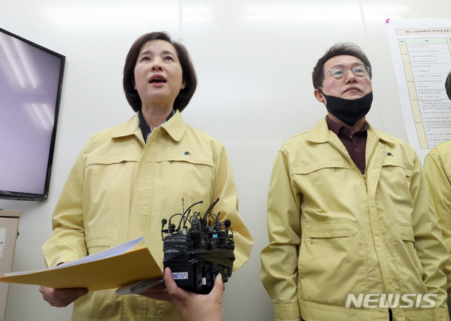 [서울=뉴시스] 전진환 기자 = 유은혜 사회부총리 겸 교육부장관이 중3, 고3 학생들의 온라인 개학이 실시된 9일 오전 서울 종로구 서울시교육청을 찾아 조희연 교육감과 온라인개학 추진 현황 보고를 받고 발언하고 있다. 2020.04.09. amin2@newsis.com