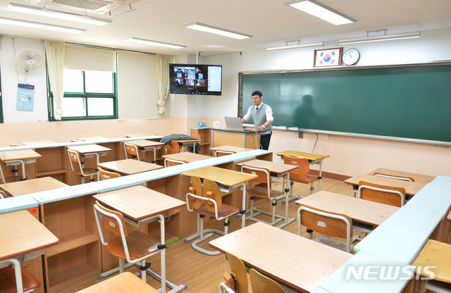 [울산=뉴시스] 배병수 기자 = 2020년도 온라인 개학을 한 9일 오전 울산 중구 반구동 울산 중앙여고에서 온라인 수업이 진행되고 있다. 2020.04.09. bbs@newsis.com