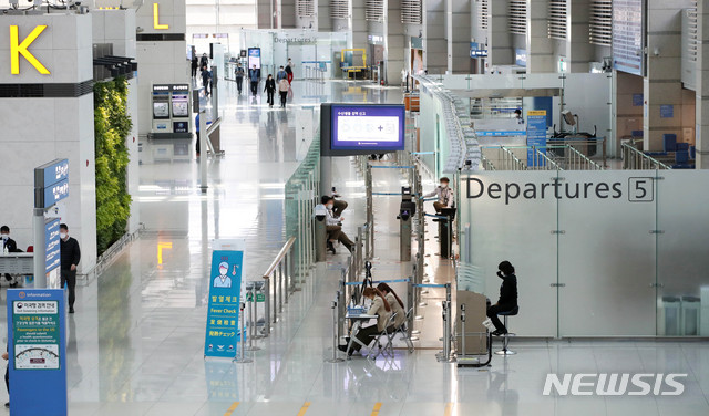 [인천공항=뉴시스] 고범준 기자 = 신종 코로나바이러스 감염증(코로나19) 사태가 장기화되고 있는 9일 인천국제공항 제1터미널 출국장이 한산한 모습을 보이고 있다. 2020.04.09. bjko@newsis.com