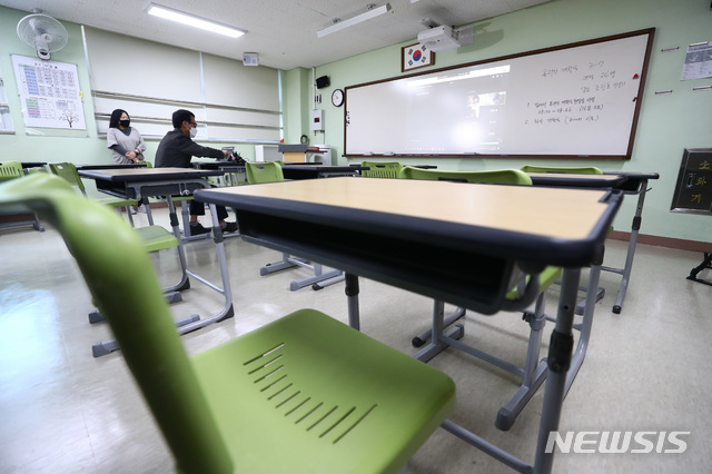[서울=뉴시스]전신 기자 = 중3·고3부터 온라인으로 개학을 시작한 9일 서울 성동구 도선고등학교에서 한 교사가 온라인 개학식을 하고 있다. 2020.04.09.&nbsp; photo1006@newsis.com
