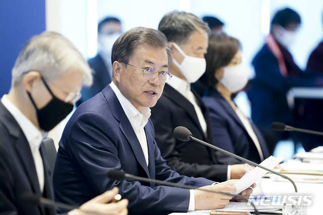 [성남=뉴시스]박영태 기자 = 문재인 대통령이 9일 오전 경기 성남시 한국파스퇴르연구소에서 열린 신종 코로나바이러스 감염증(코로나19) 치료제·백신 개발 산·학·연·병 합동 회의에서 모두발언하고 있다. 2020.04.09.&nbsp; since1999@newsis.com