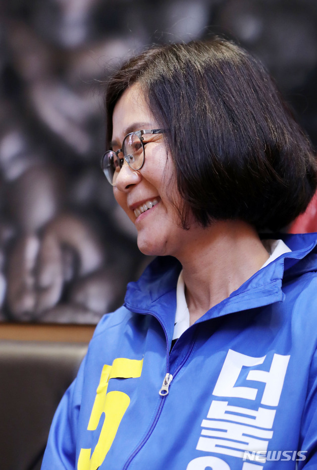 [서울=뉴시스]박주성 기자 = 제21대 국회의원 선거 권인숙 더불어시민당 비례대표 후보가 9일 오전 서울 여의도 한 카페에서 뉴시스와 인터뷰를 하고 있다. 2020.04.09. park7691@newsis.com