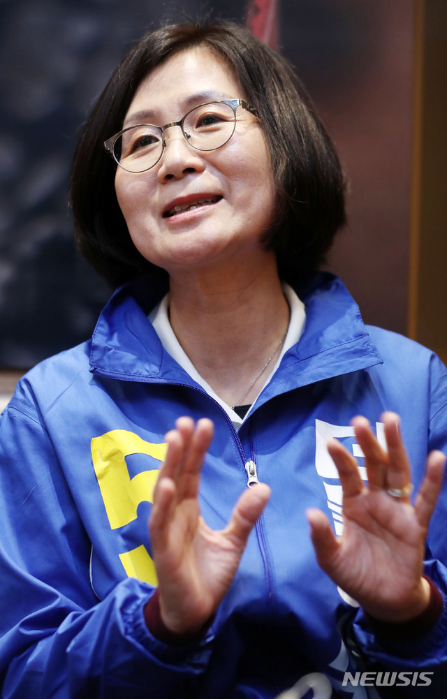 [서울=뉴시스]박주성 기자 = 제21대 국회의원 선거 권인숙 더불어시민당 비례대표 후보가 9일 오전 서울 여의도 한 카페에서 뉴시스와 인터뷰를 하고 있다. 2020.04.09. park7691@newsis.com