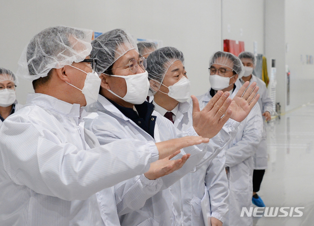 [서울=뉴시스]성윤모 산업통상자원부 장관이 9일 경기 오산시에 위치한 반도체·디스플레이 장비생산 수출기업인 티로보틱스를 방문해 생산라인을 둘러보고 있다. (사진=산업통상자원부 제공) 2020.04.09 photo@newsis.com