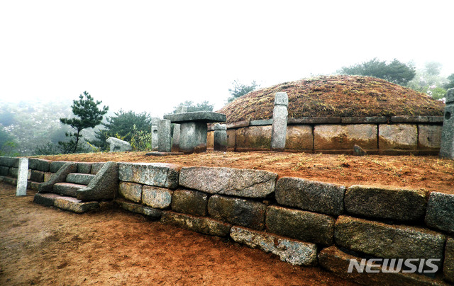 [서울=뉴시스] ‘소릉군’ 5개의 무덤 중 가장 높은 곳에 있는 ‘소릉군 제5릉’의 전경. 2016년 석축 등을 새로 쌓고 정비한 모습이다. 고려 시기 왕이나 왕족의 무덤으로 추정된다. (사진=평화경제연구소 제공) 2020.04.11. photo@newsis.com