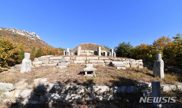  [서울=뉴시스] 고려 24대 원종(元宗)의 무덤인 소릉(韶陵)으로 추정되는 ‘소릉군 제1릉’ 전경. 개성시 용흥동에 있으며, 현재 보존유적 562호로 지정돼 있다. (사진=평화경제연구소 제공) 2020.04.11. photo@newsis.com