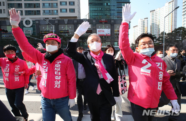 [서울=뉴시스] 장세영 기자 = 김종인 미래통합당 총괄선대위원장이 9일 서울 구로구 신도림동 현대백화점 앞에서 열린 미래통합당 구로 지역 지원유세에서 미래통합당 제21대 총선 구로갑 김재식 후보자, 구로을 김용태 후보자와 함께 유권자들에게 손을 들어 인사를 하고 있다. 2020.04.09. photothink@newsis.com
