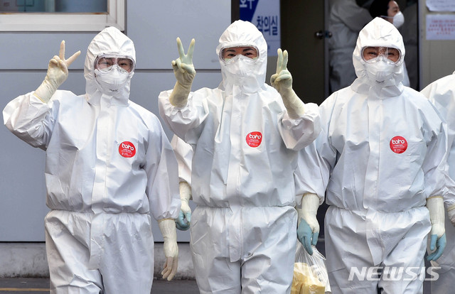 [대구=뉴시스] 이무열 기자 = 9일 오후 신종 코로나바이러스 감염증(코로나19) 지역거점병원인 계명대학교 대구동산병원에서 근무 교대를 위해 방호복을 착용한 의료진이 병동으로 들어서며 ‘브이(V)’자를 그려 보이고 있다. 2020.04.09.&nbsp; lmy@newsis.com