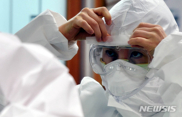 [대구=뉴시스] 이무열 기자 = 9일 오후 신종 코로나바이러스 감염증(코로나19) 지역거점병원인 대구 중구 계명대학교 대구동산병원에서 근무 교대를 위해 의료진이 보호구를 착용하고 있다. 2020.04.09.lmy@newsis.com