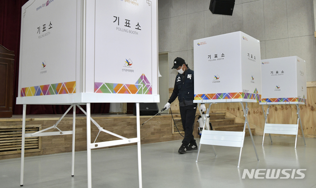 [장수=뉴시스] 김얼 기자 = 4·15 총선 사전투표를 하루 앞둔 9일 전북 장수군 장수군청 군민회관에서 방역 관계자가 신종 코로나바이러스 감염증(코로나19)의 확산을 미연에 방지하기 위해 방역작업을 하고 있다. 장수군은 관내 사전투표소 7개에 대한 방역작업을 실시해 군민들의 안전한 투표를 독려하고 있다. 2020.04.09.pmkeul@newsis.com