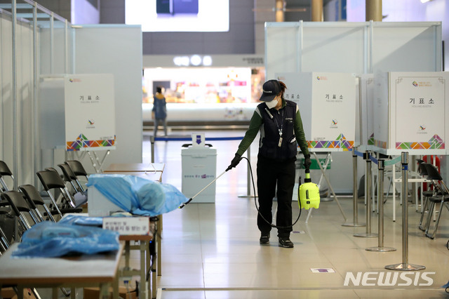 [인천공항=뉴시스]김선웅 기자 = 21대 국회의원 선거 사전투표일을 하루 앞둔 9일 오후 인천국제공항에 설치된 사전투표소에서 방역작업이 진행되고 있다. 2020.04.09.&nbsp; mangusta@newsis.com