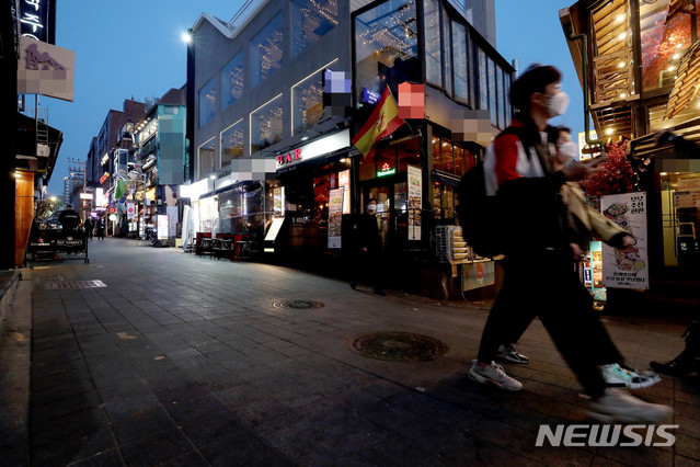 [서울=뉴시스]김병문 기자 = 지난 4일 이태원 한 술집이 종업원의 신종 코로나바이러스 감염증(코로나19) 확진 판정으로 임시휴업에 들어간 가운데 9일 오후 서울 용산구 이태원 세계음식거리가 한산하다. 2020.04.09.  dadazon@newsis.com